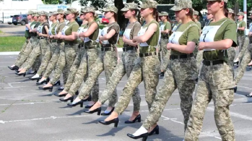 舉世譁然 烏克蘭女兵被迫穿高跟鞋踢踢正步 舉世譁然 烏克蘭女兵被迫穿高跟鞋踢踢正步